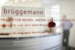 Eingangsbereich der Praxis für Mund-, Kiefer- und Gesichtschirurgie in Braunschweig